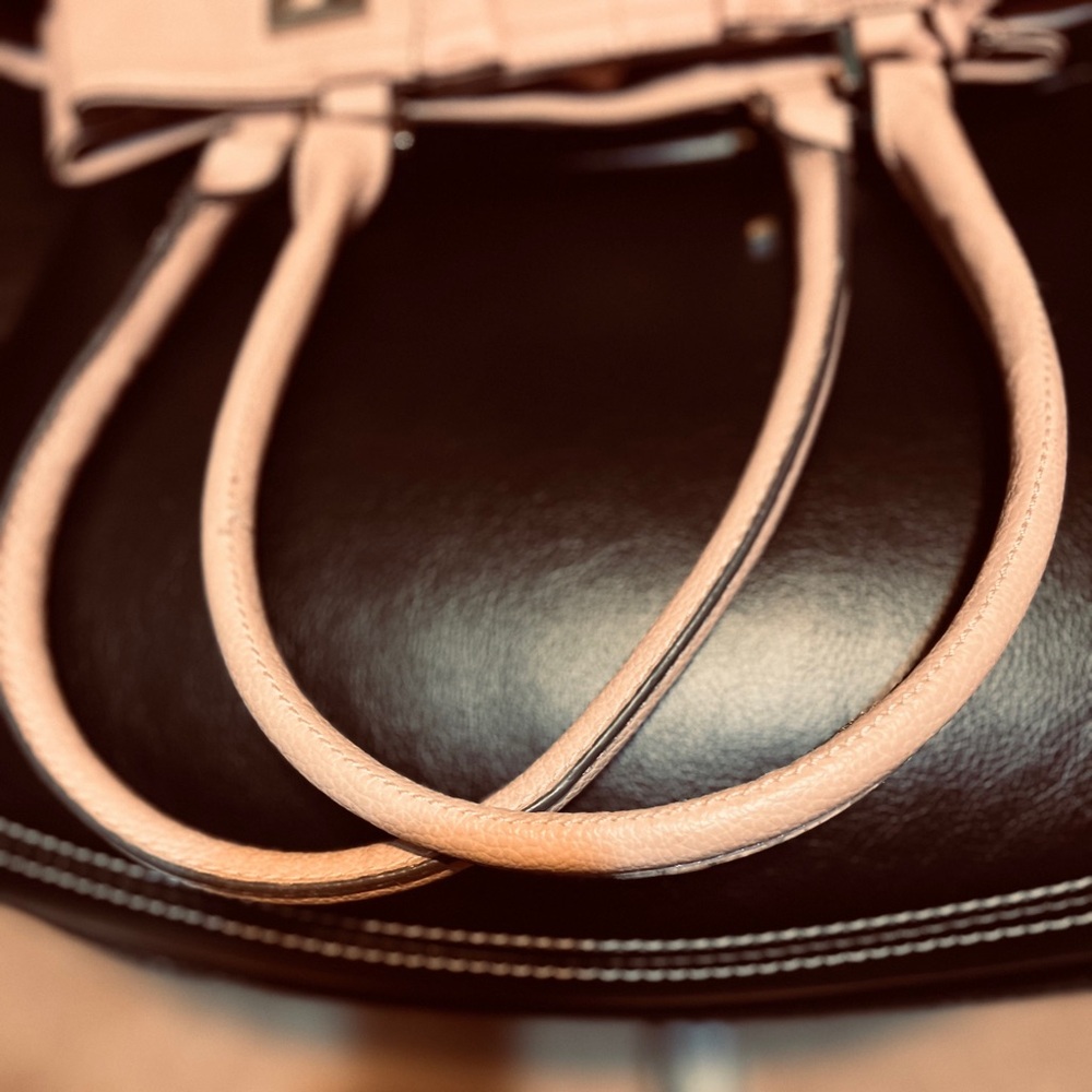 Chic Blush Leather Shoulder Bag - Picture 4 of 8